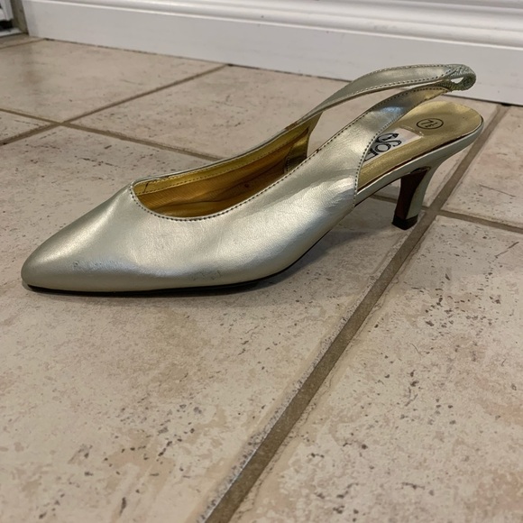 Vintage Y2K SOFT by Highlights Metallic Silver/Gold Slingback Kitten Heels 7.5 - Picture 2 of 9
